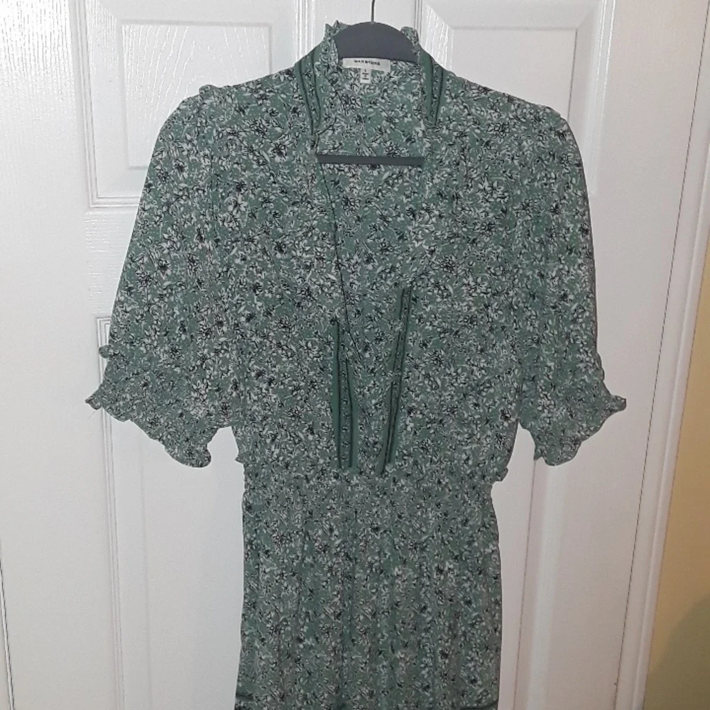 Max Studio Elbow Length Sleeve Print Tiered Maxi Dress ditsy floral Green White - Picture 6 of 17
